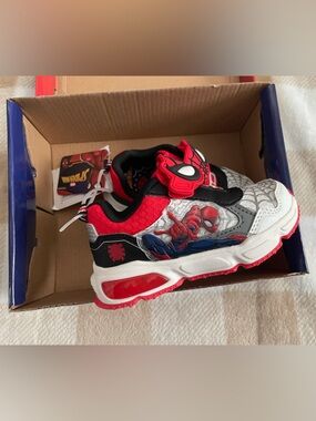 NEW Spiderman Toddler Size 7 Kids Red, Black and White Light-Up Sneakers IN BOX